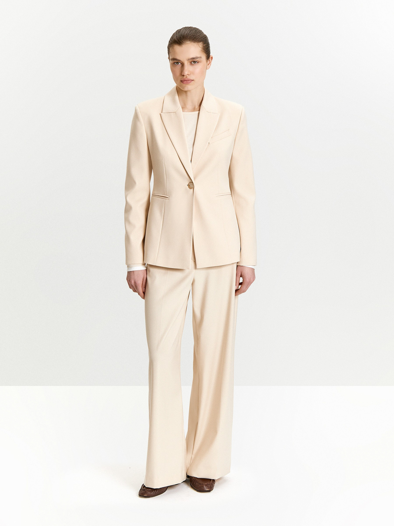 Однобортный жакет приталенного кроя